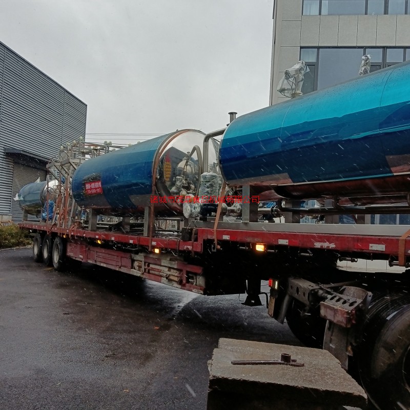 冒着雨雪天气发货为客户送货上门